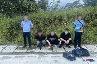 王上源与裁判发生争执被罚下，吴少聪踢到对手头部被罚下