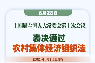 威少赛后在比赛用球上签名 并将其送给了一位小球迷